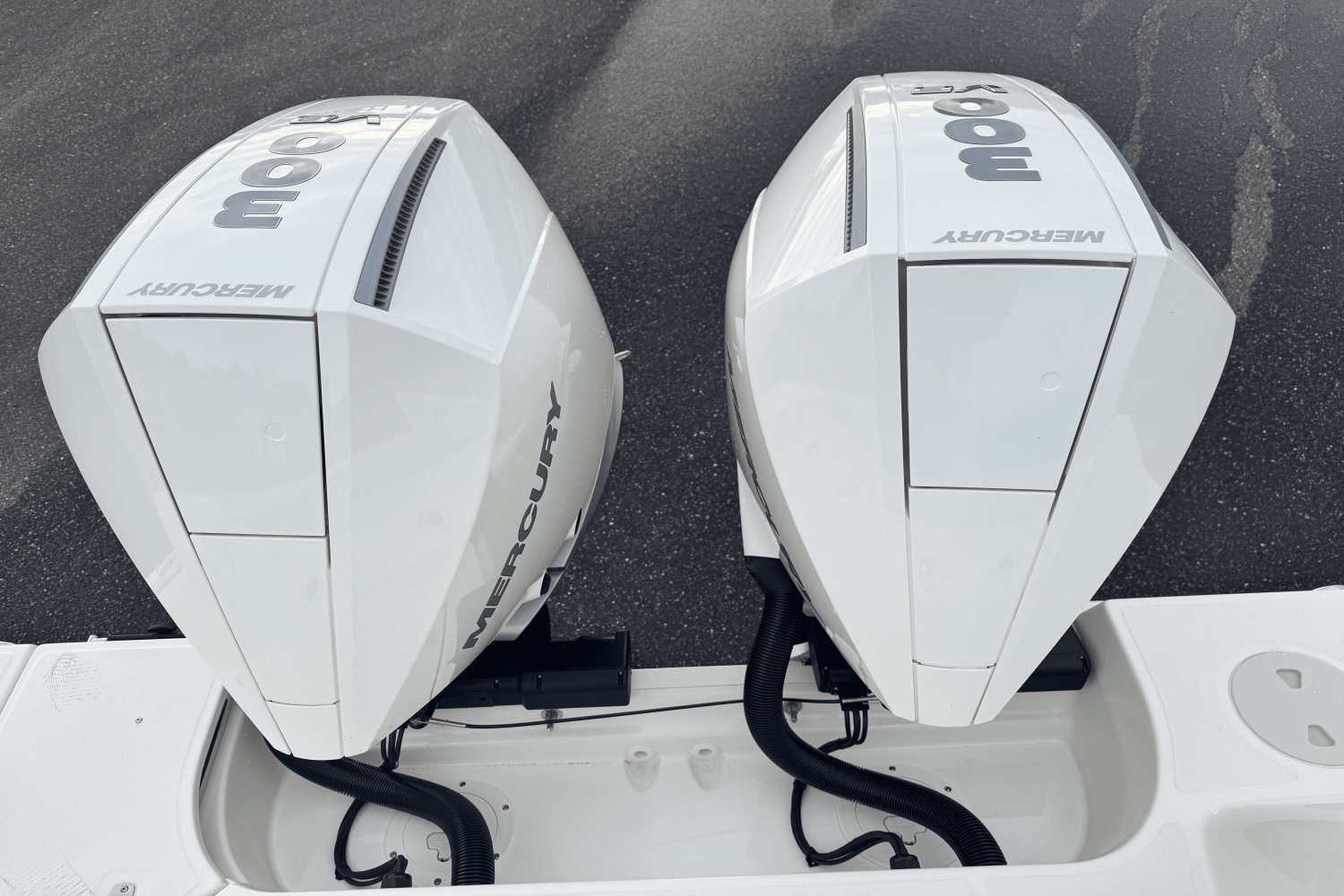 Slide: The Image of Boston Whaler 280 Outrage 2025 - 21