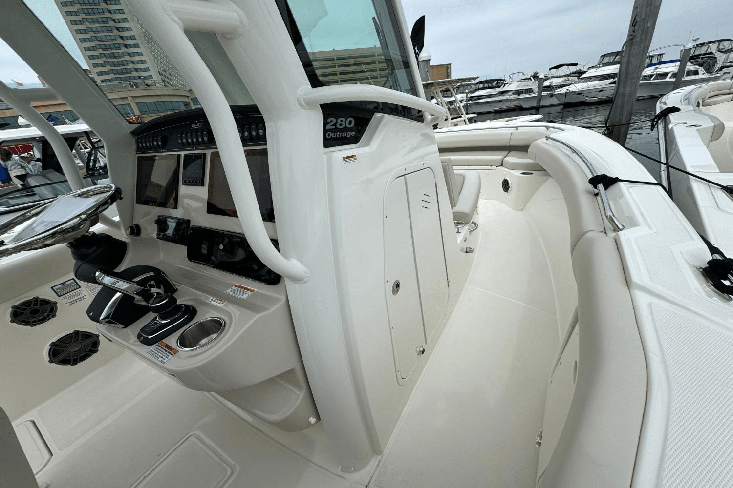 Slide: The Image of Boston Whaler 280 Outrage 2025 - 22