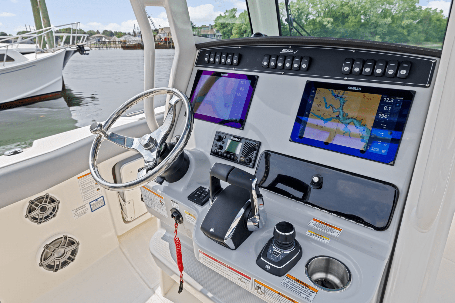 Slide: The Image of Boston Whaler 280 Outrage 2025 - 22