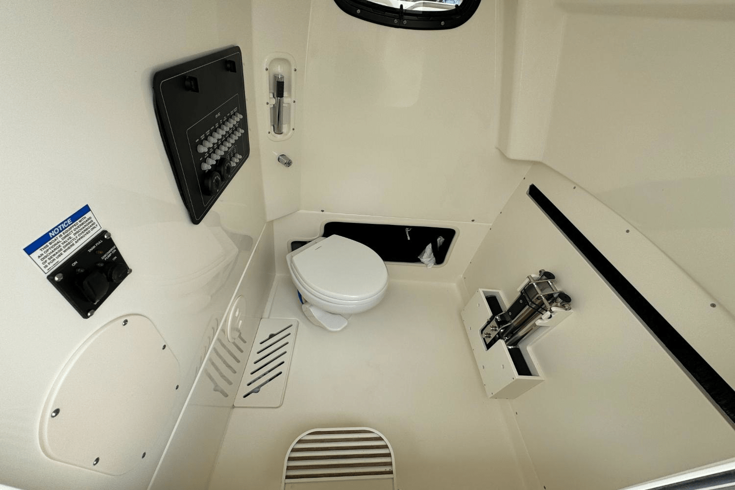 Slide: The Image of Boston Whaler 280 Outrage 2025 - 23