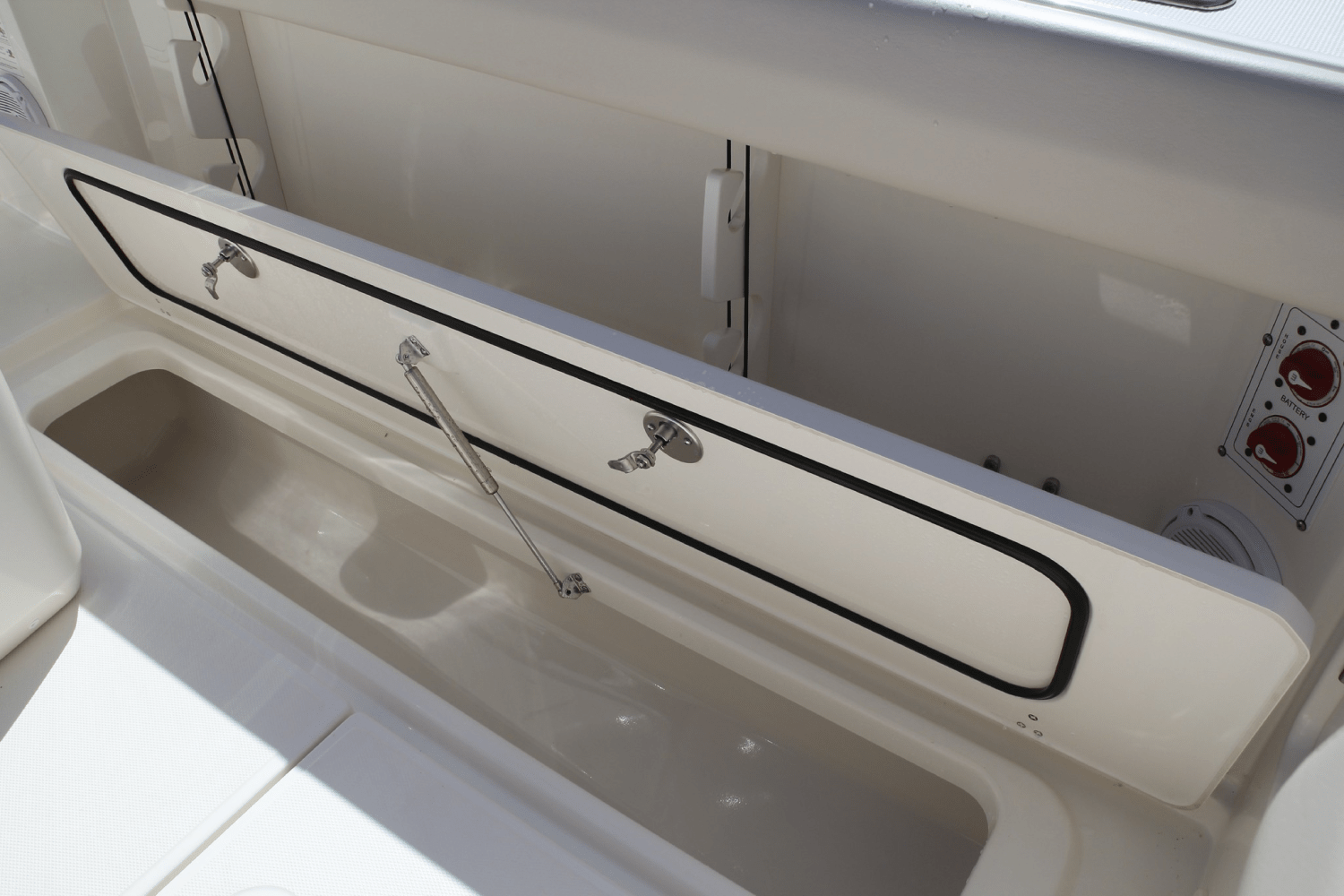 Slide: The Image of Boston Whaler 280 Outrage 2025 - 23