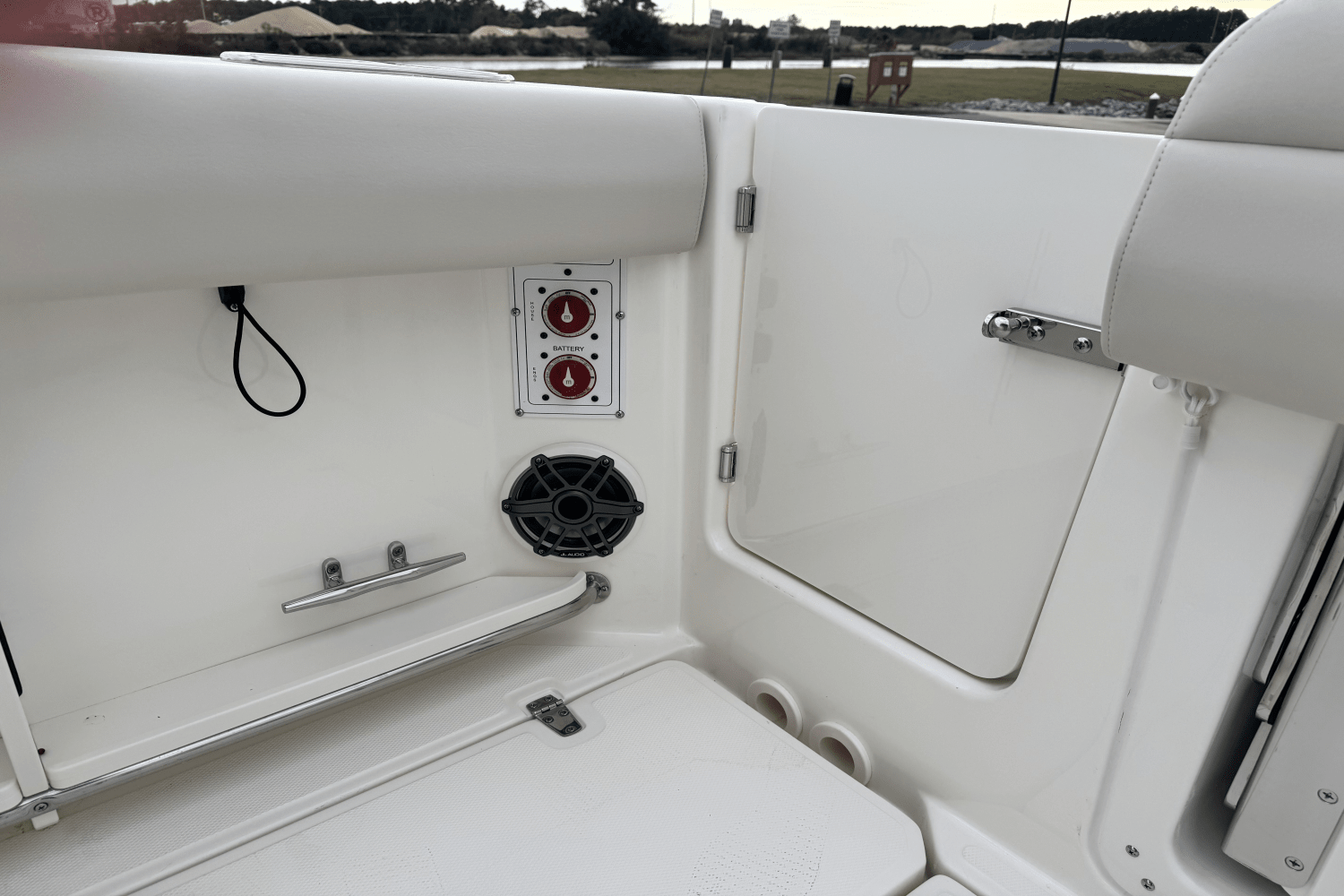 Slide: The Image of Boston Whaler 280 Outrage 2025 - 23