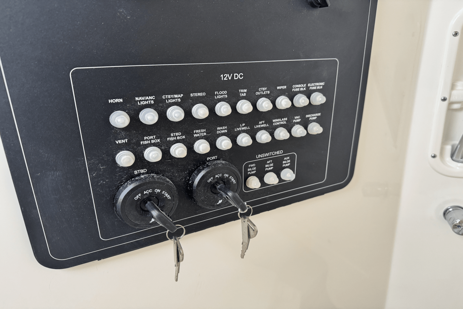 Slide: The Image of Boston Whaler 280 Outrage 2025 - 24