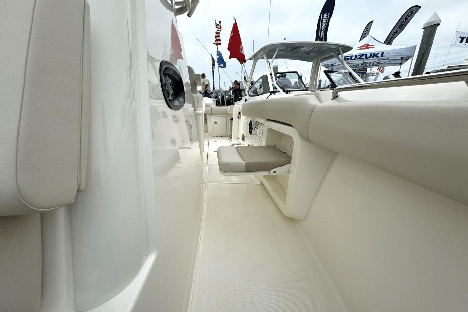 Slide: The Image of Boston Whaler 280 Outrage 2025 - 25