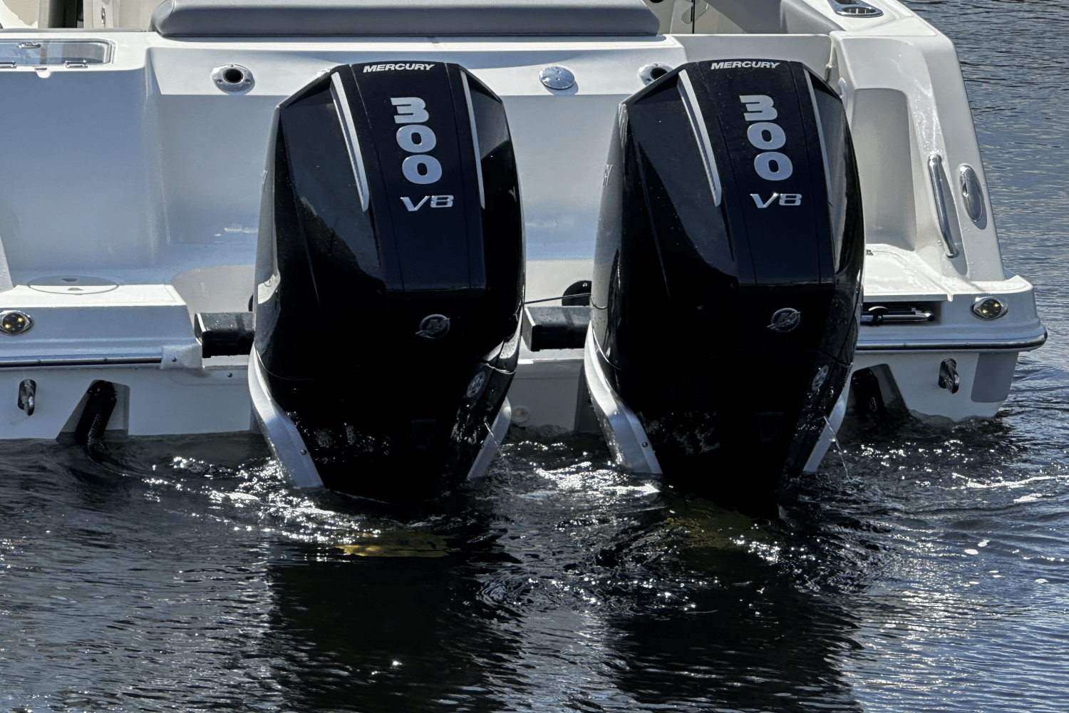 Slide: The Image of Boston Whaler 280 Outrage 2025 - 25