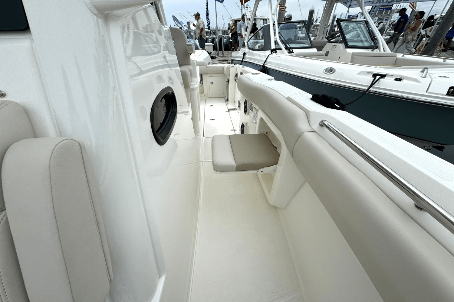 Slide: The Image of Boston Whaler 280 Outrage 2025 - 26