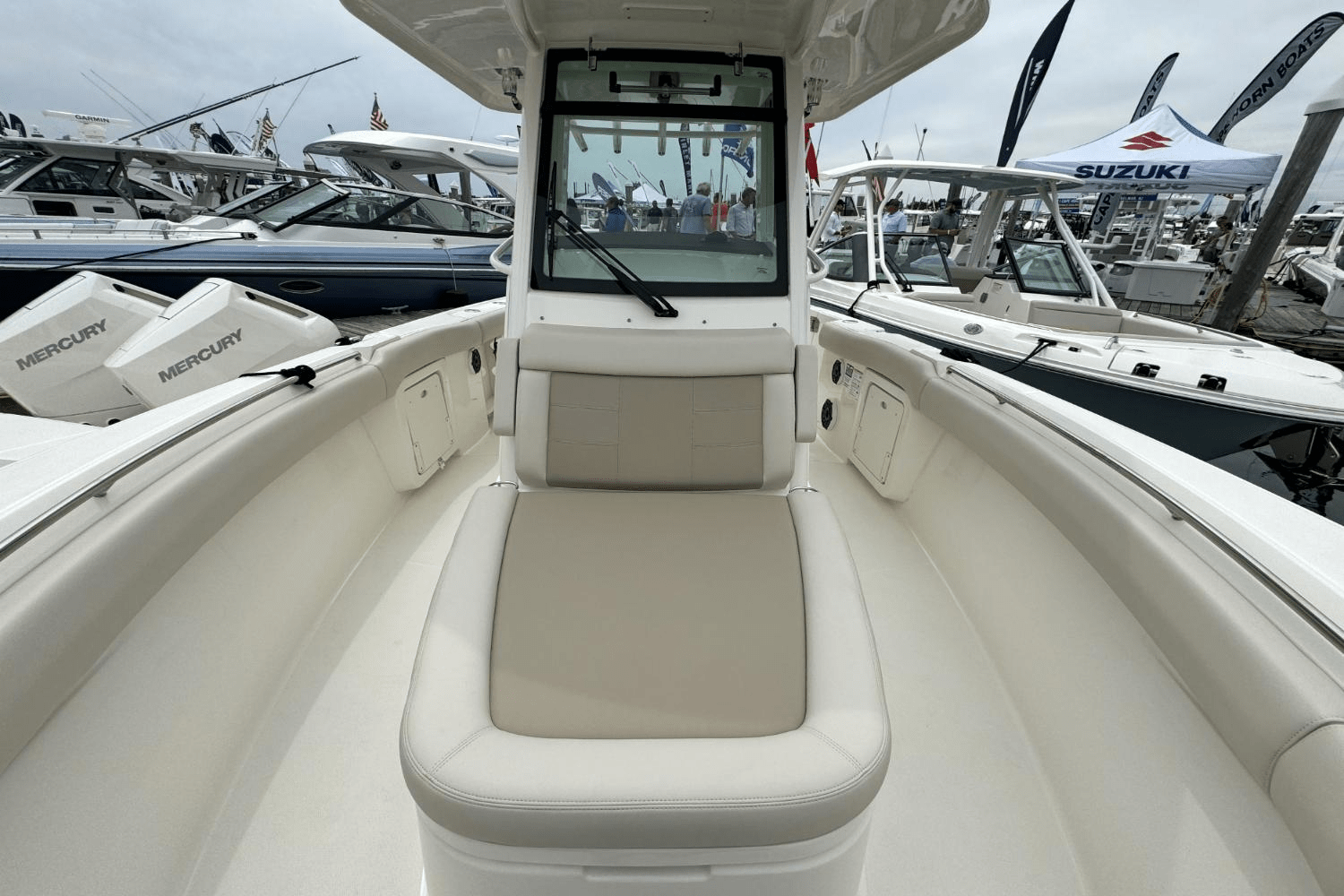 Slide: The Image of Boston Whaler 280 Outrage 2025 - 28