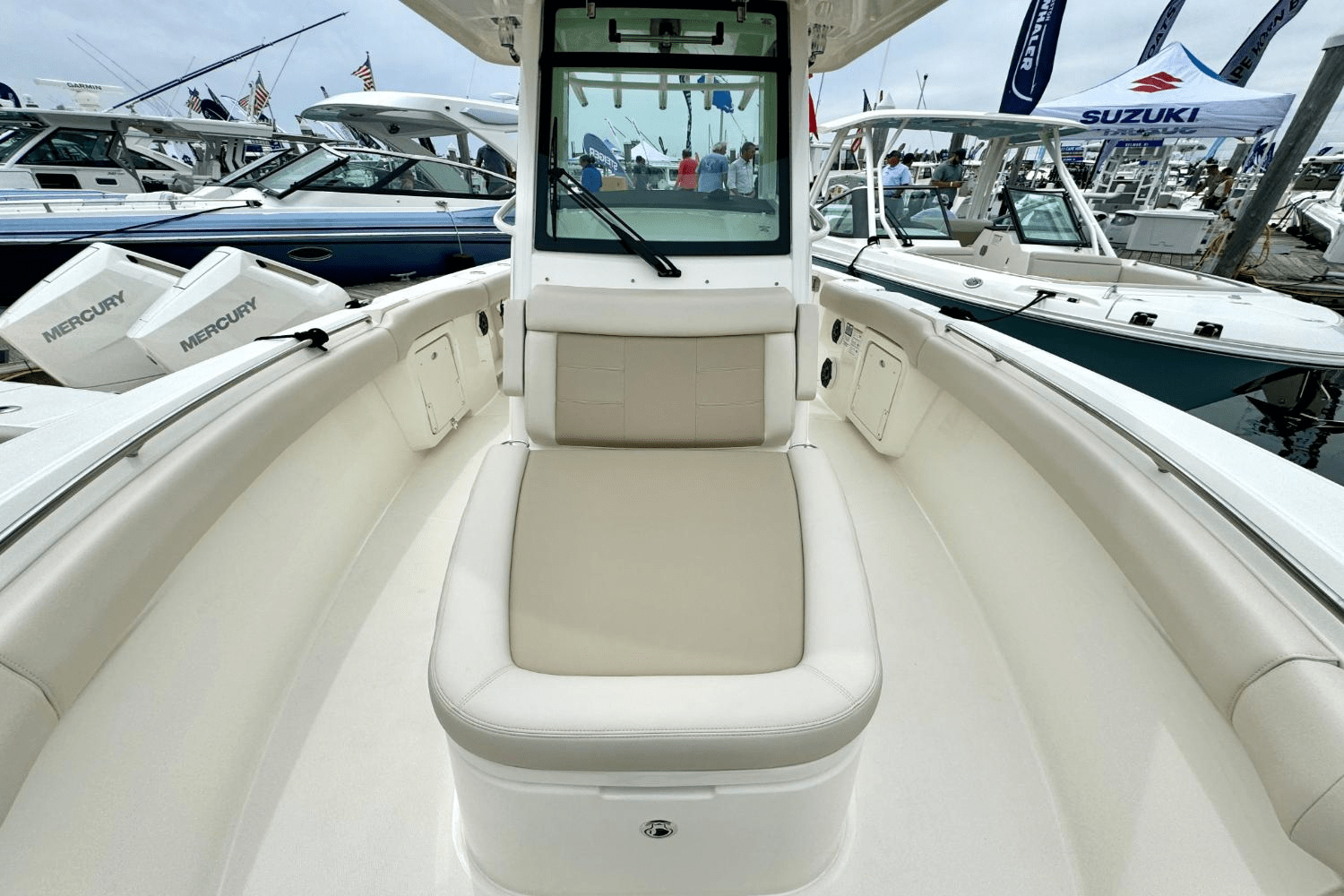Slide: The Image of Boston Whaler 280 Outrage 2025 - 29