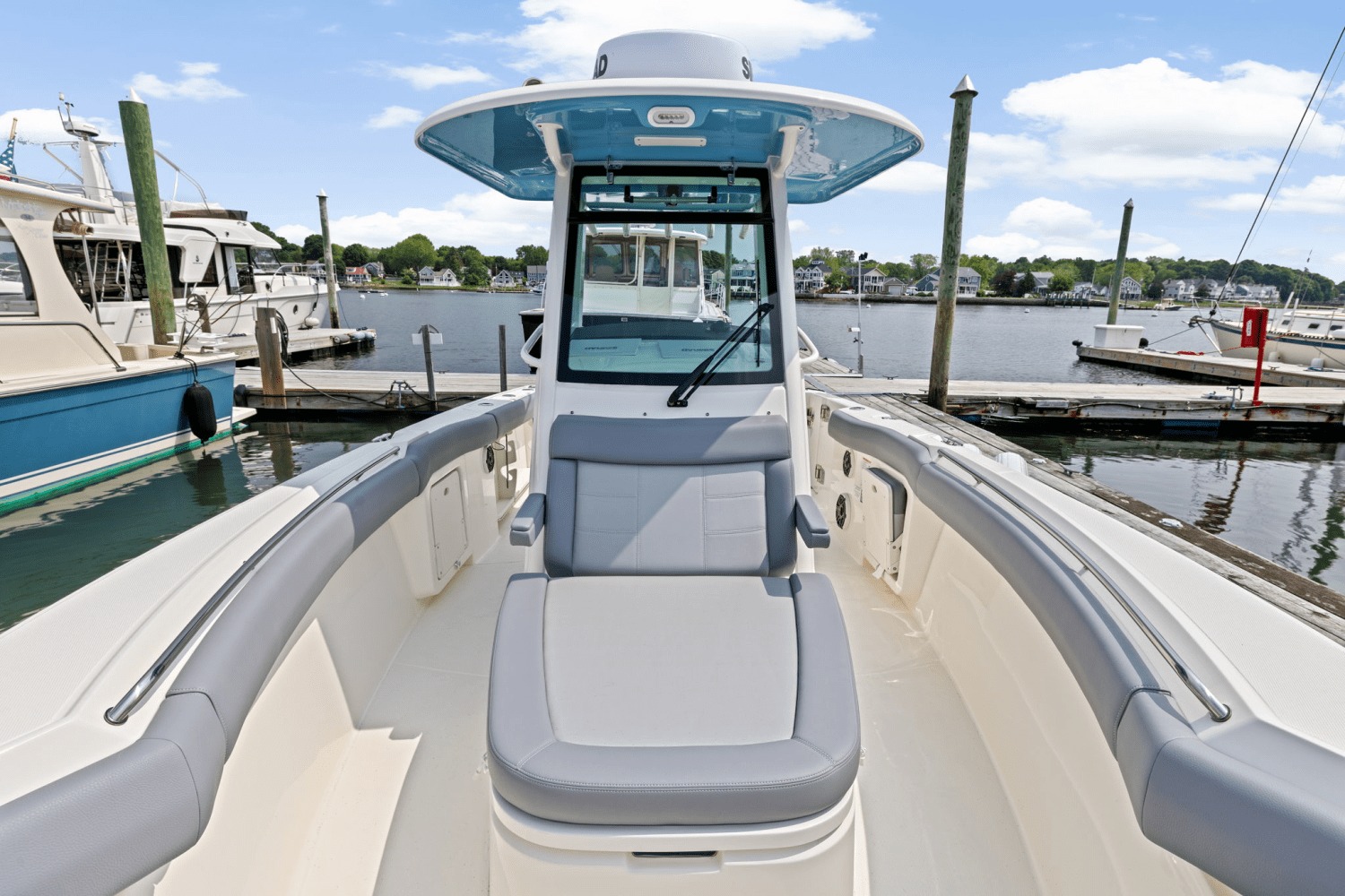 Slide: The Image of Boston Whaler 280 Outrage 2025 - 31