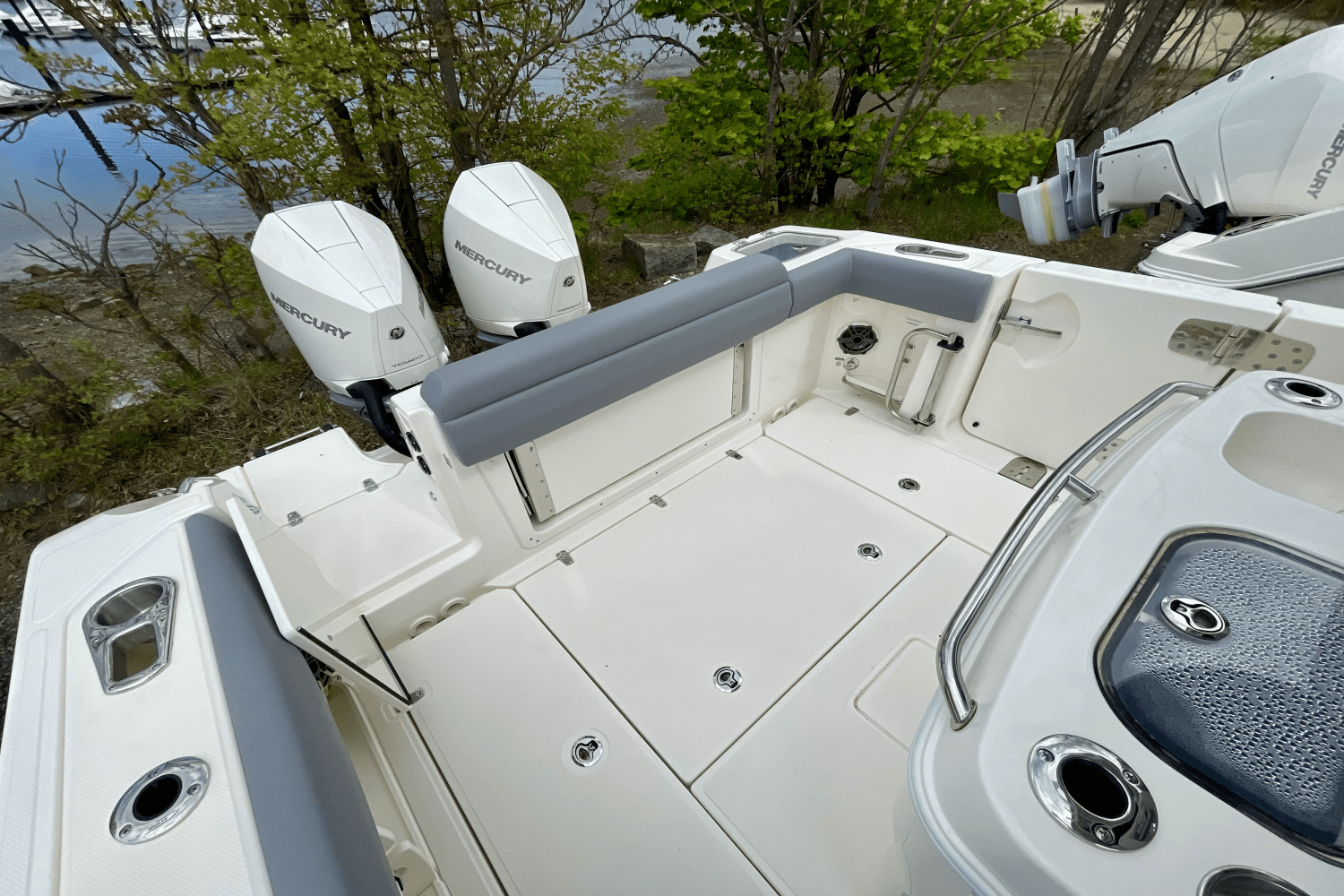 Slide: The Image of Boston Whaler 280 Outrage 2025 - 4