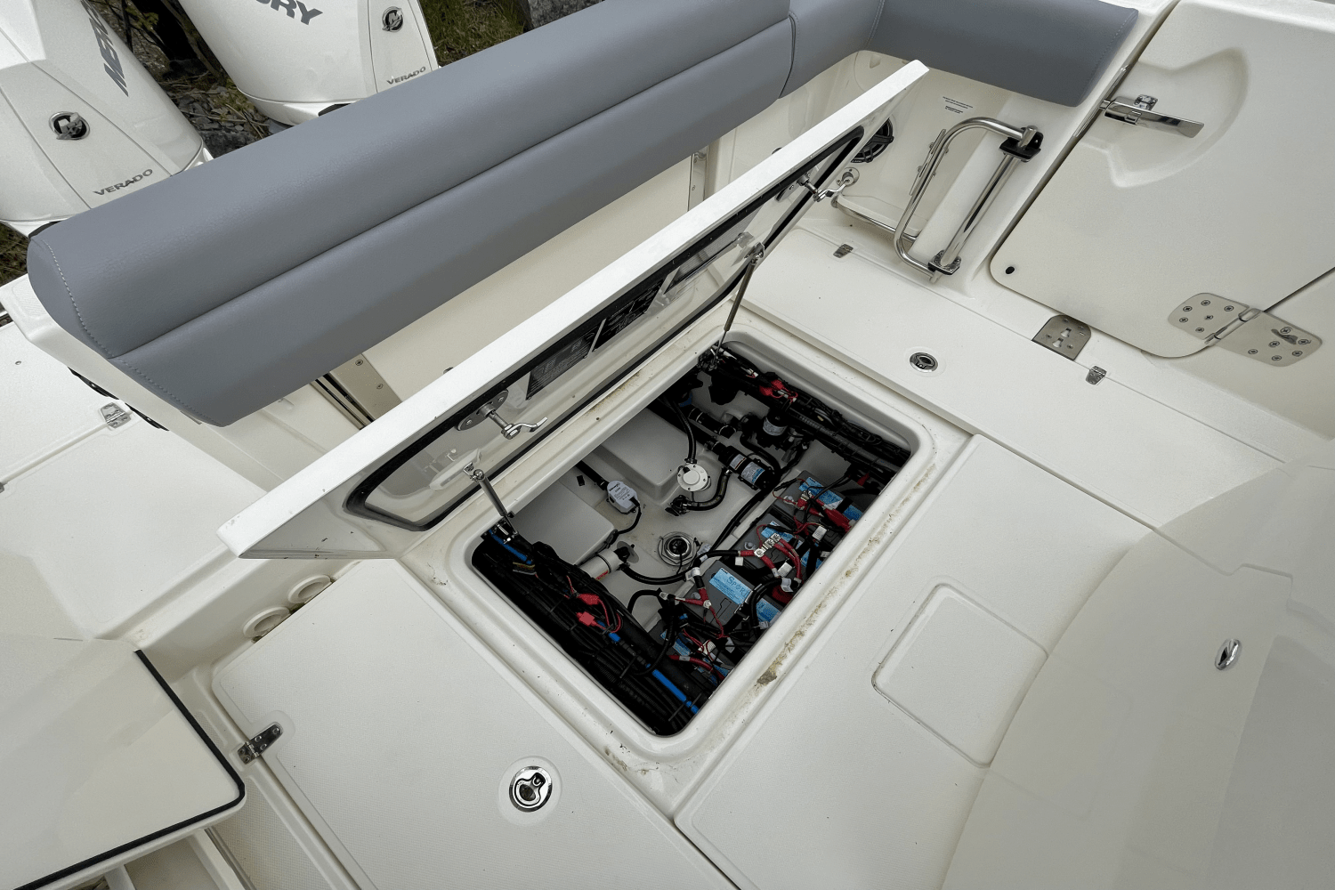 Slide: The Image of Boston Whaler 280 Outrage 2025 - 6