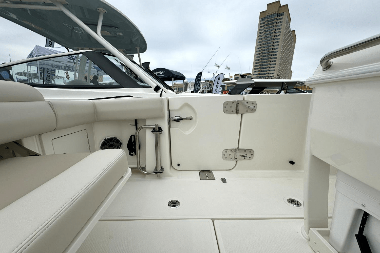 Slide: The Image of Boston Whaler 280 Outrage 2025 - 7