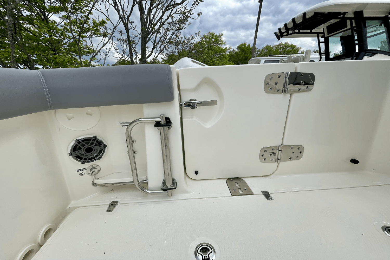 Slide: The Image of Boston Whaler 280 Outrage 2025 - 7