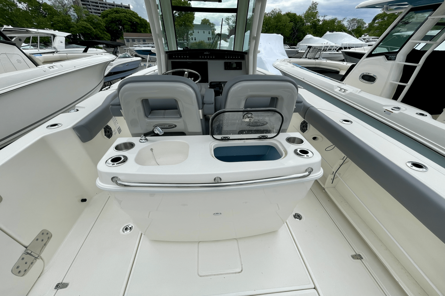 Slide: The Image of Boston Whaler 280 Outrage 2025 - 9