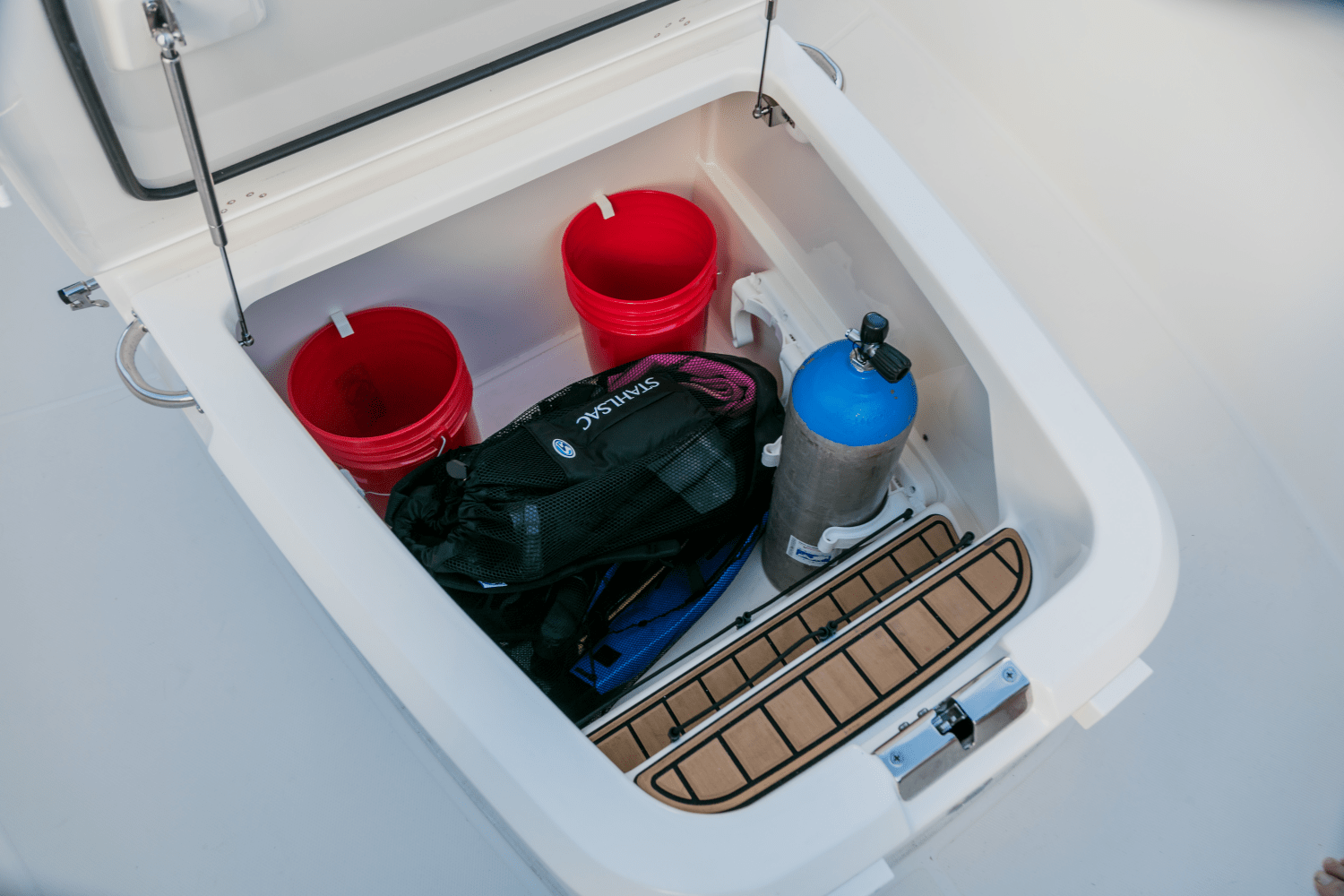 Slide: The Image of Boston Whaler 280 Outrage 2026 - 119