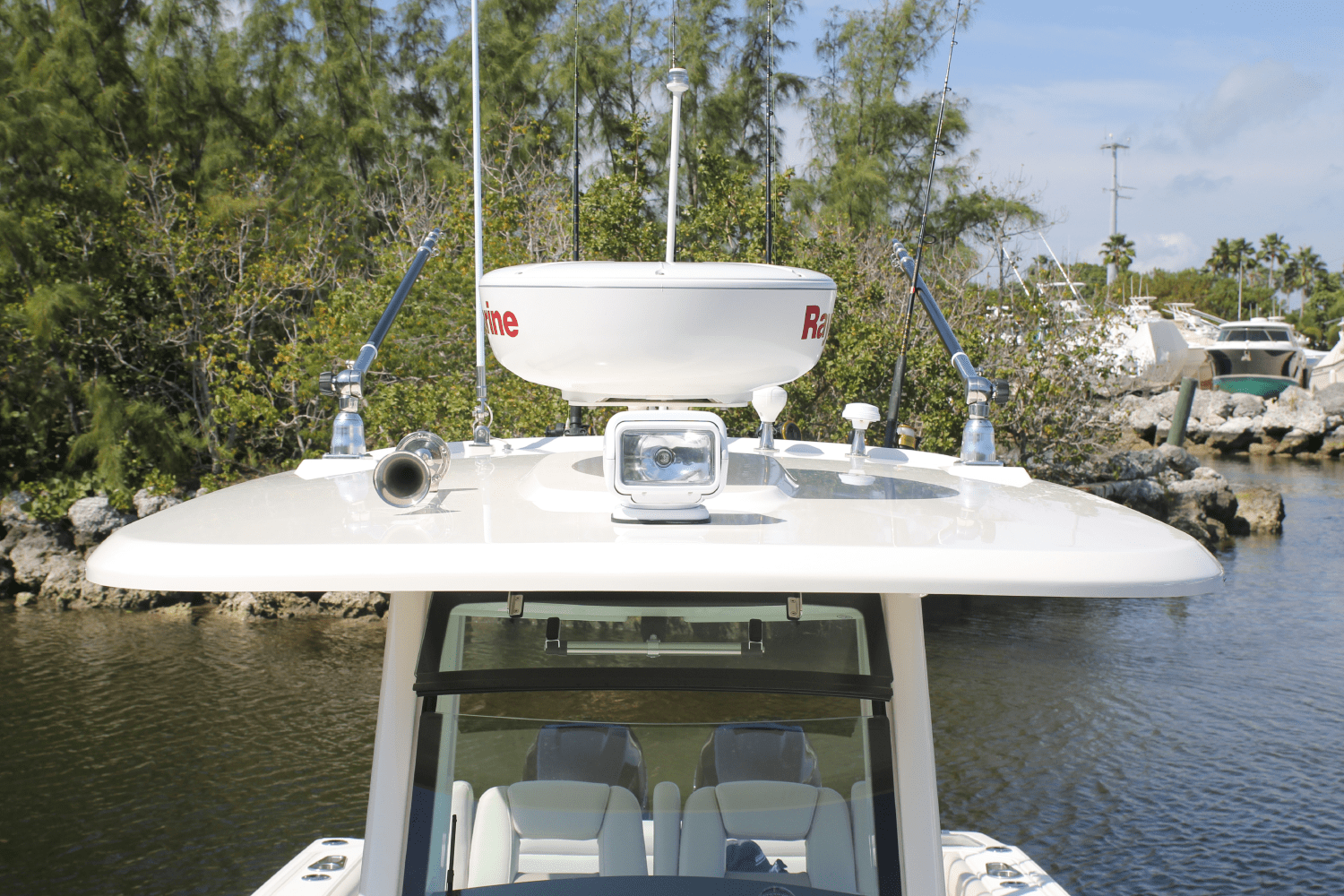 Slide: The Image of Boston Whaler 280 Outrage 2026 - 124