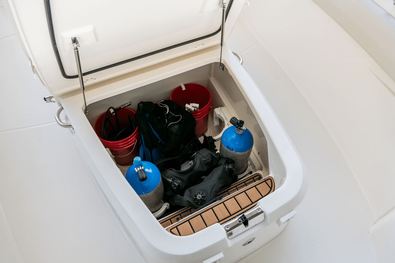 Slide: The Image of Boston Whaler 280 Outrage 2026 - 128