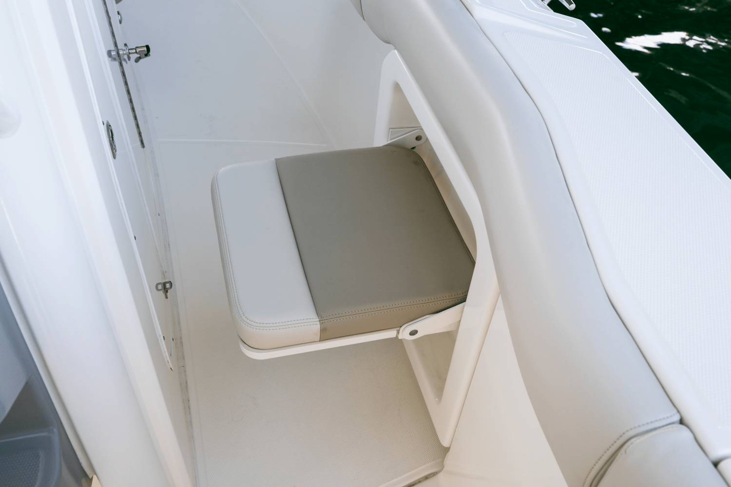 Slide: The Image of Boston Whaler 280 Outrage 2026 - 129