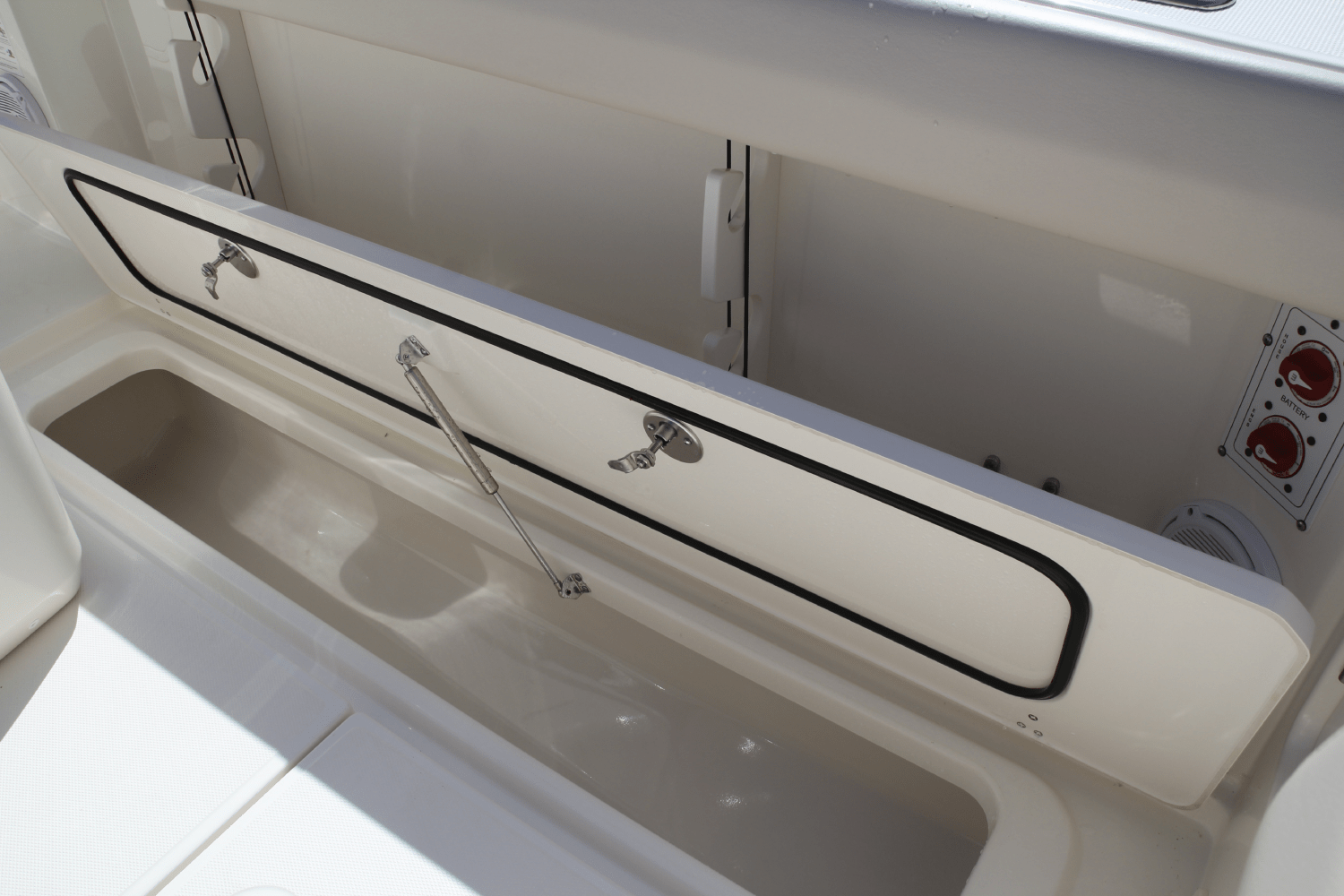 Slide: The Image of Boston Whaler 280 Outrage 2026 - 131