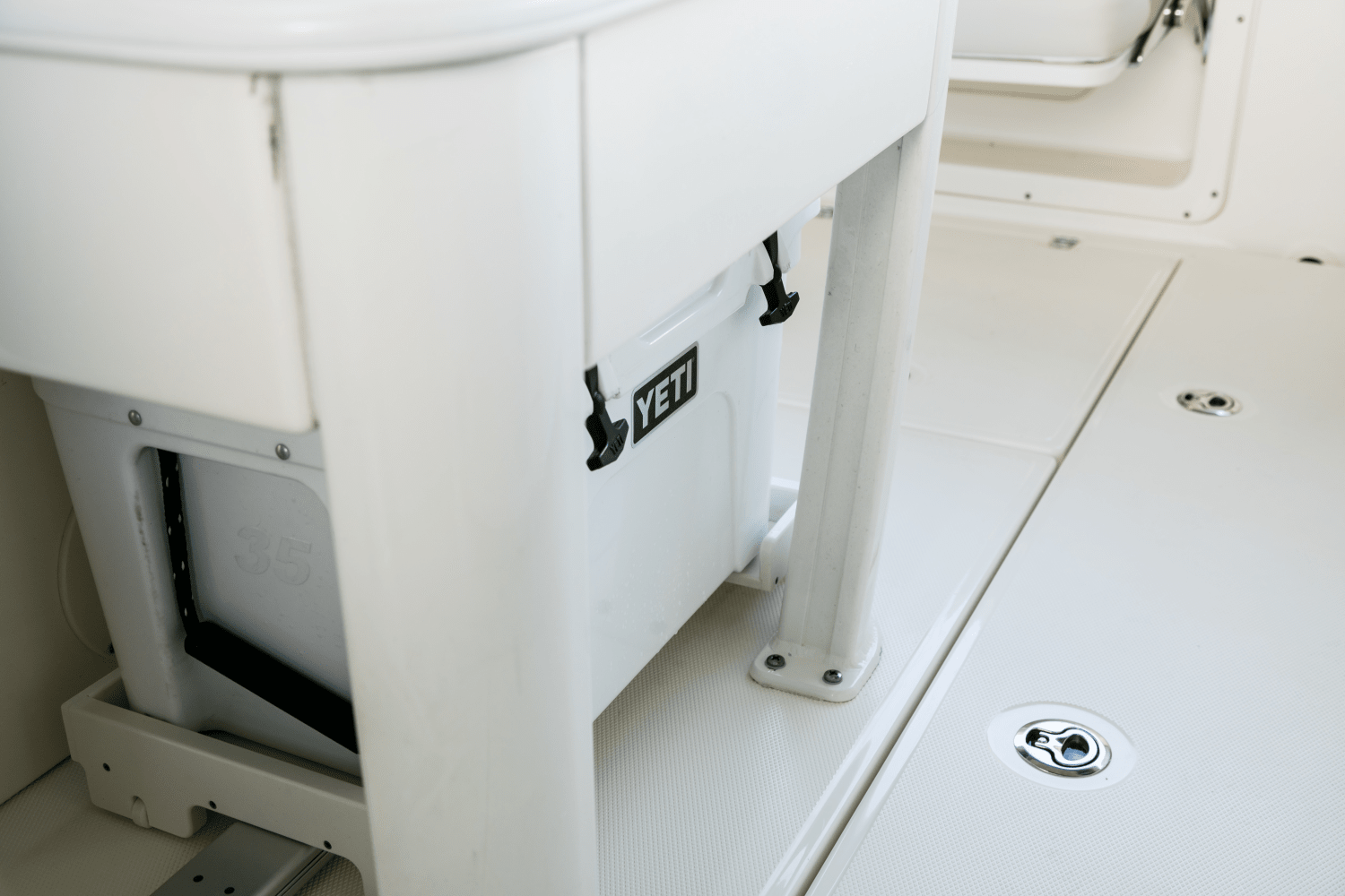 Slide: The Image of Boston Whaler 280 Outrage 2026 - 143