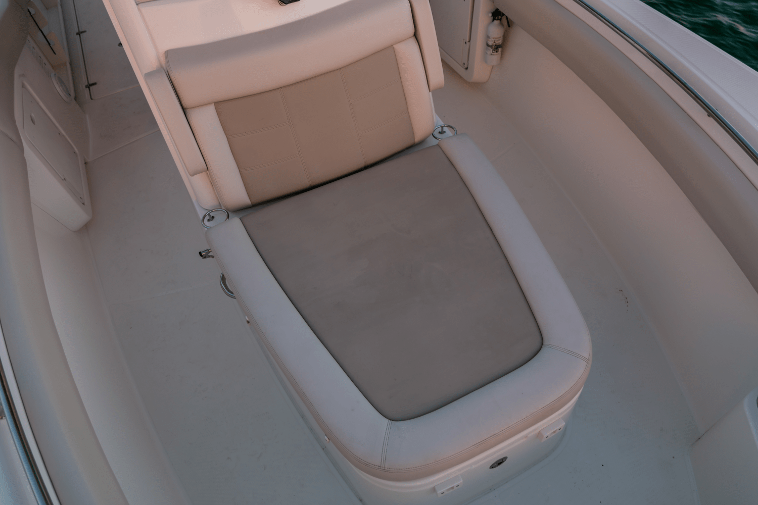 Slide: The Image of Boston Whaler 280 Outrage 2026 - 152