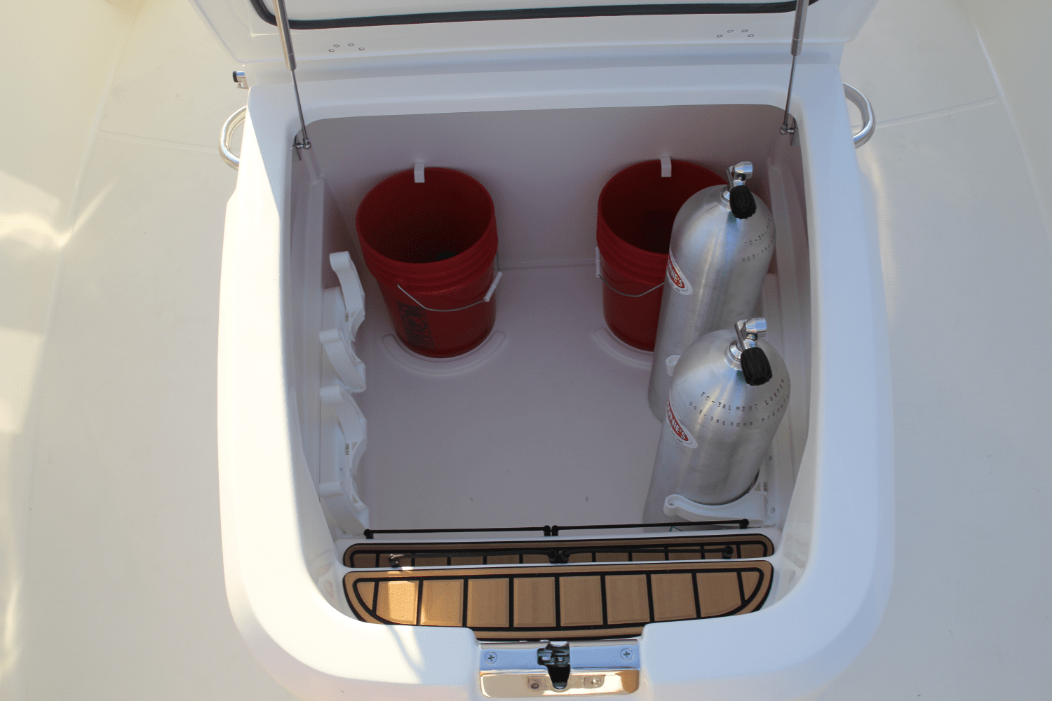 Slide: The Image of Boston Whaler 280 Outrage 2026 - 163