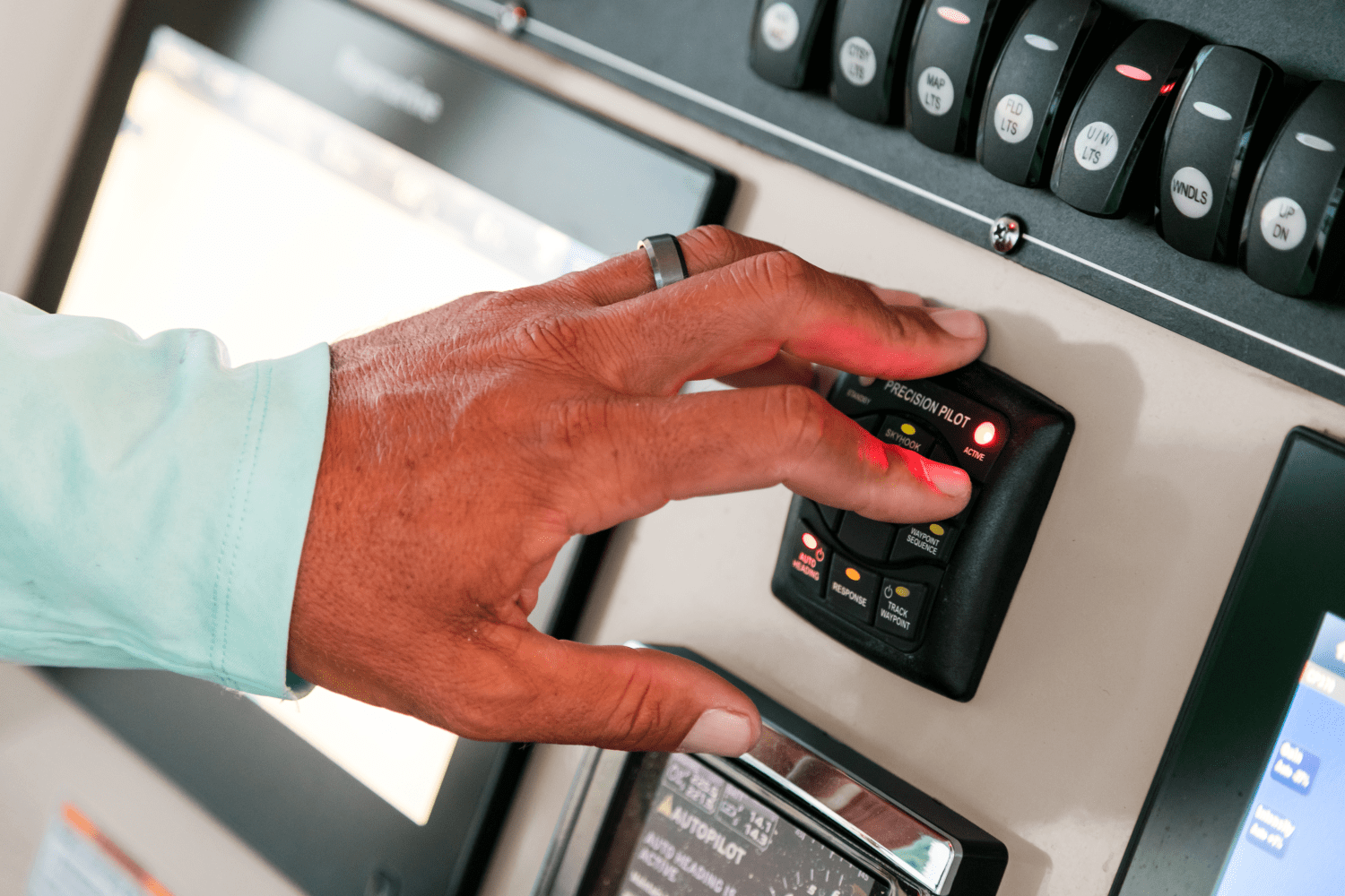 Slide: The Image of Boston Whaler 280 Outrage 2026 - 171