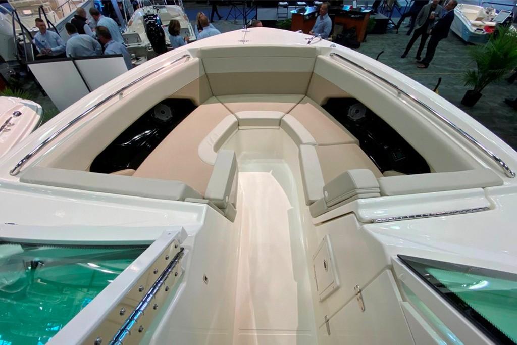 Slide: The Image of Boston Whaler 280 Vantage 2023 - 2