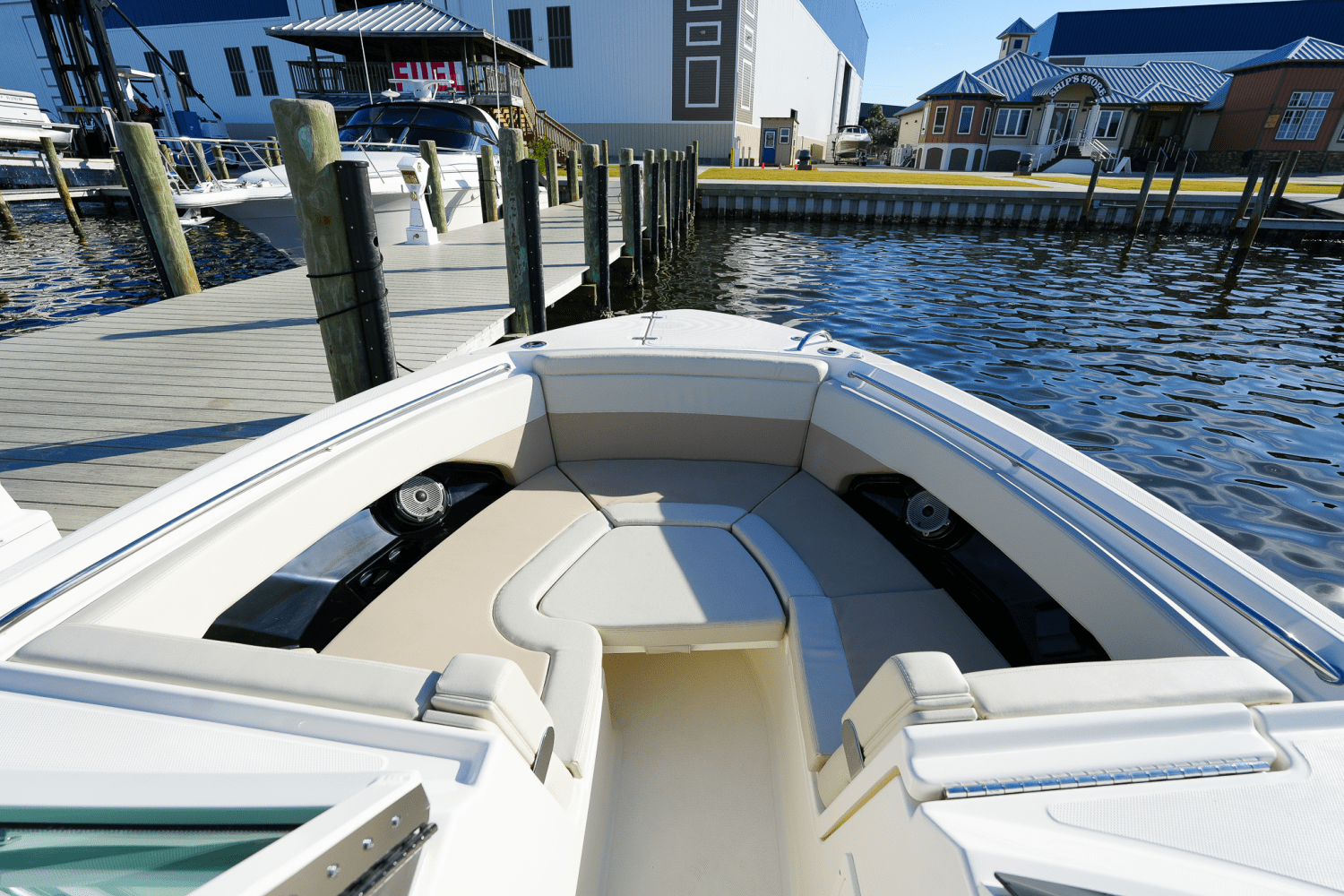 Slide: The Image of Boston Whaler 280 Vantage 2024 - 11