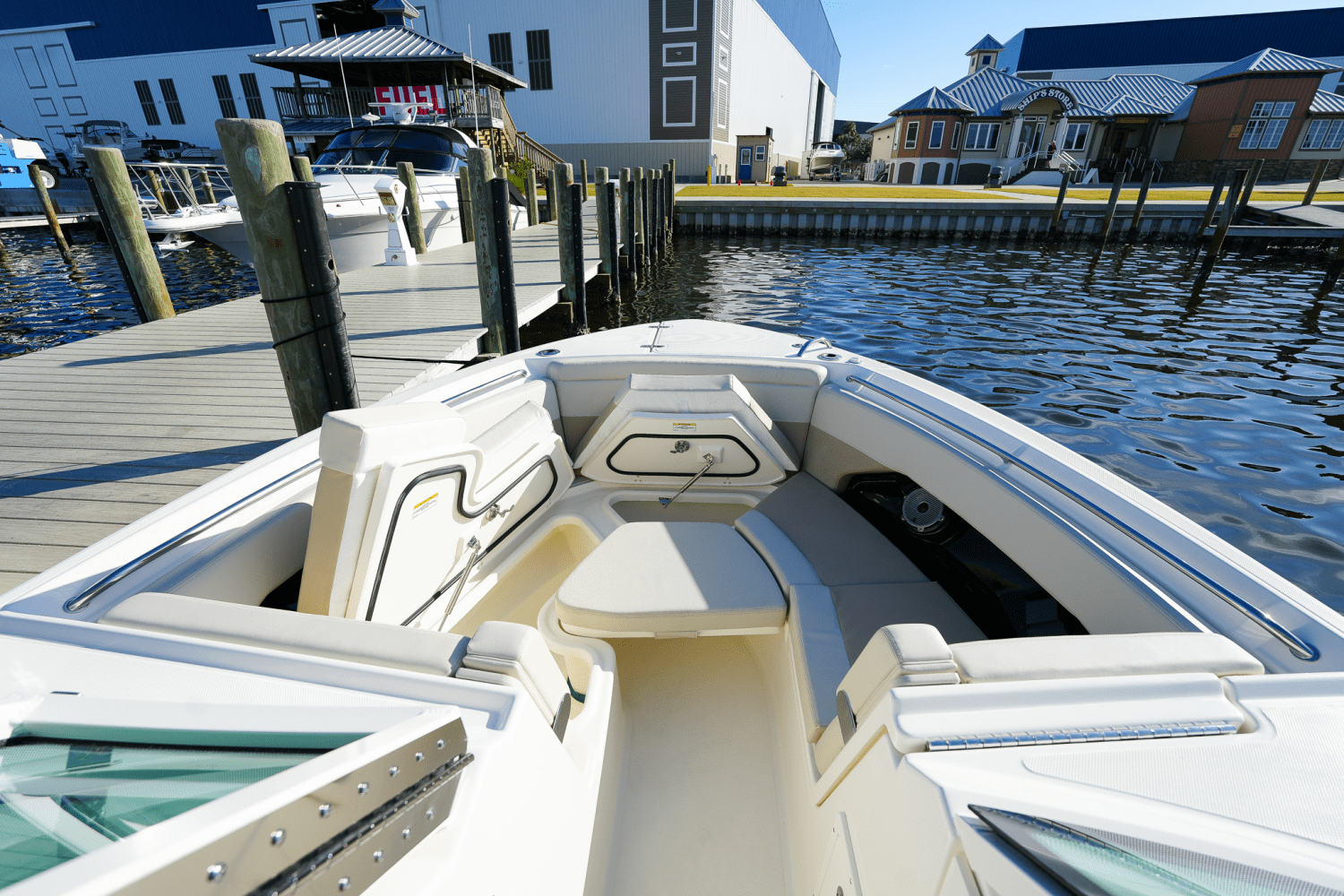 Slide: The Image of Boston Whaler 280 Vantage 2024 - 12