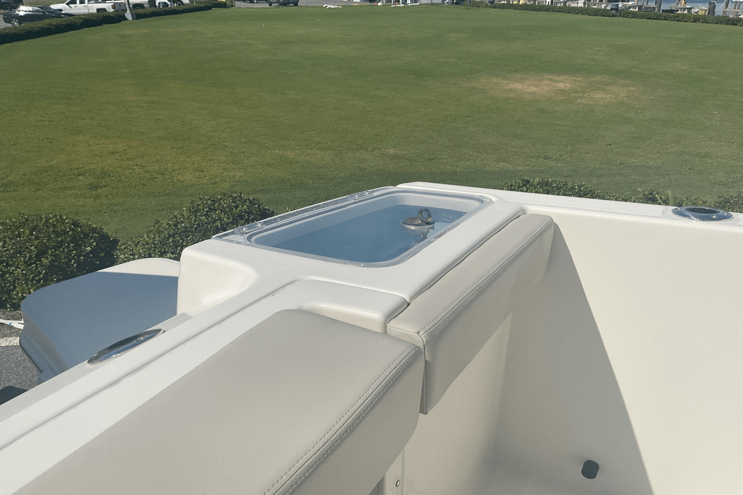 Slide: The Image of Boston Whaler 280 Vantage 2024 - 13