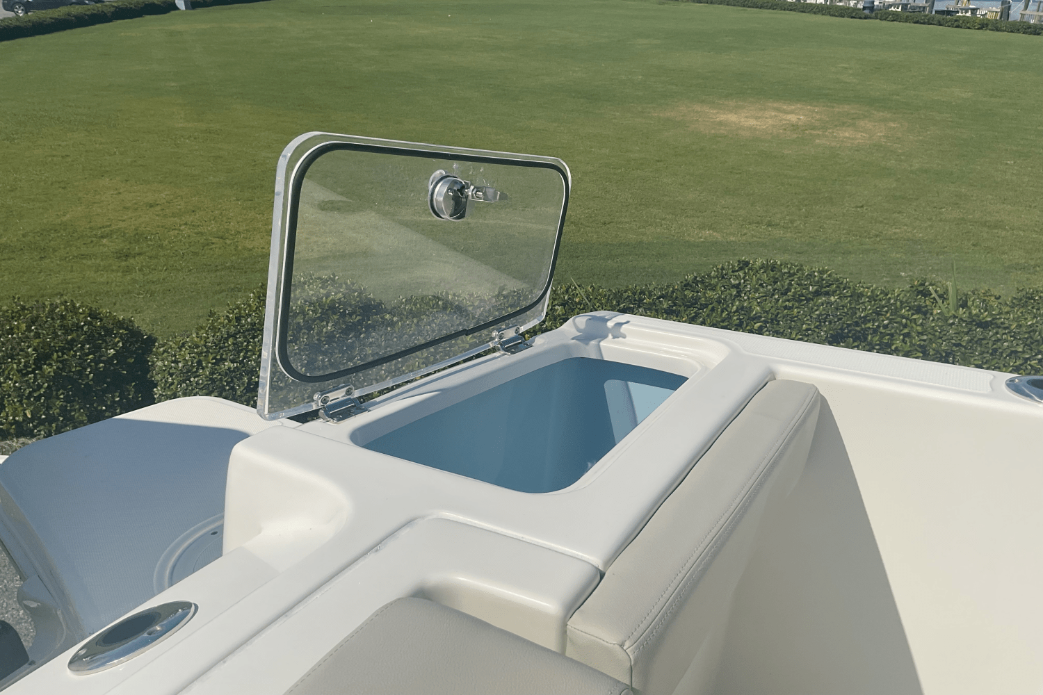 Slide: The Image of Boston Whaler 280 Vantage 2024 - 14