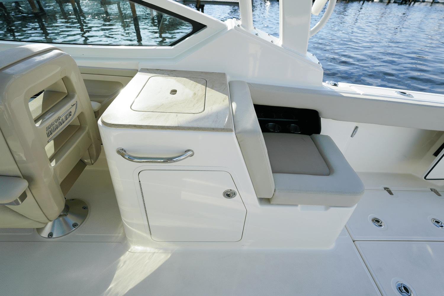 Slide: The Image of Boston Whaler 280 Vantage 2024 - 15