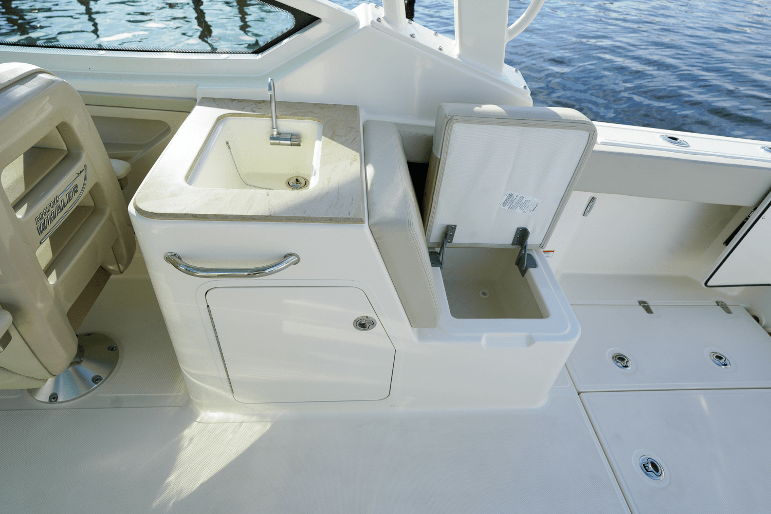 Slide: The Image of Boston Whaler 280 Vantage 2024 - 16
