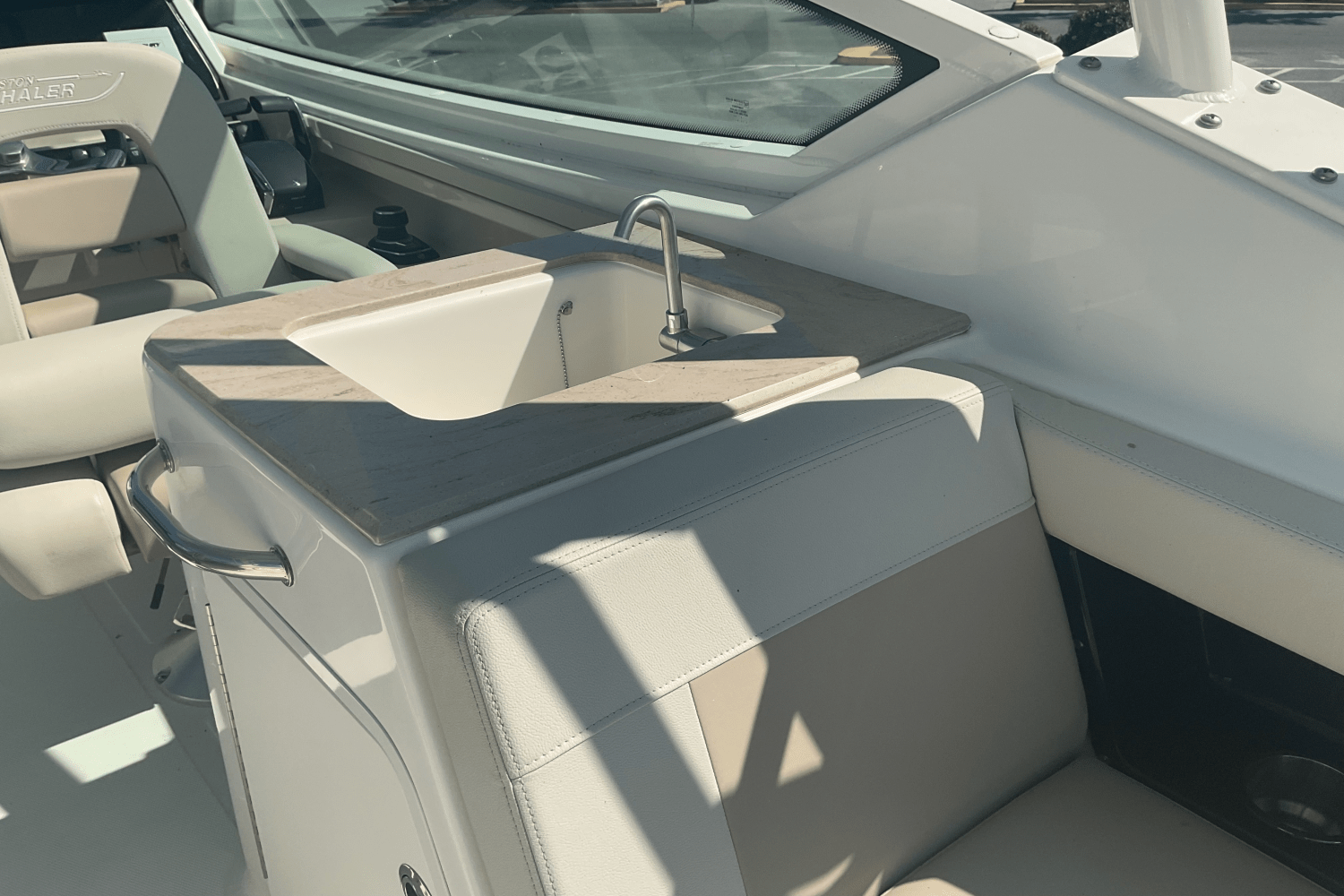 Slide: The Image of Boston Whaler 280 Vantage 2024 - 17