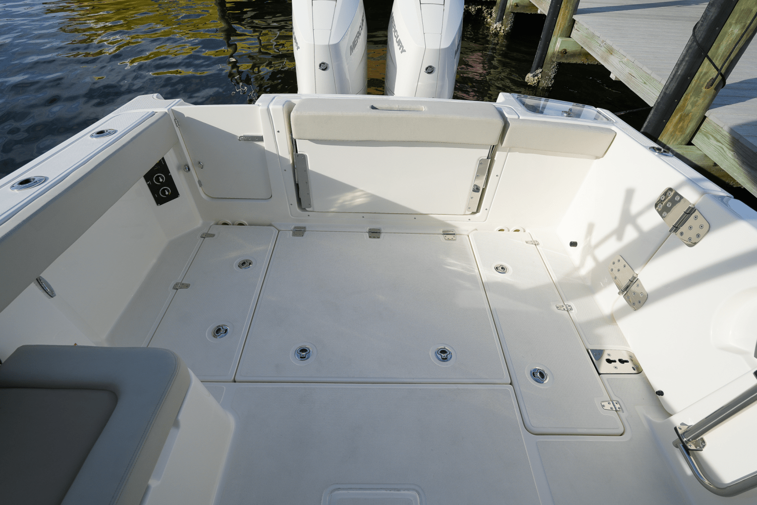 Slide: The Image of Boston Whaler 280 Vantage 2024 - 18
