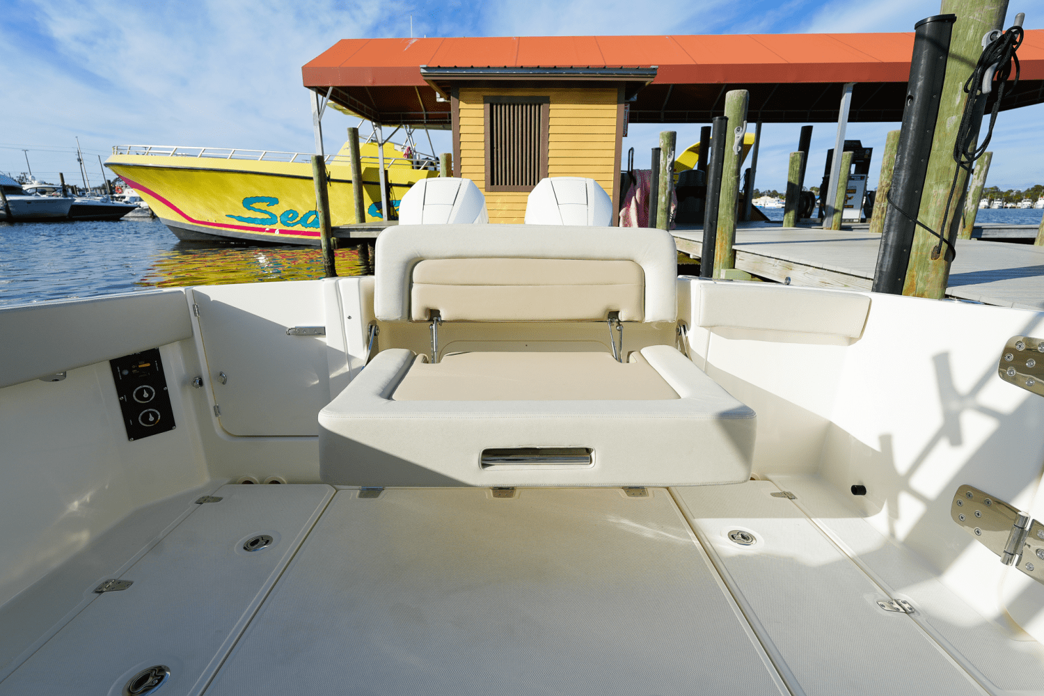 Slide: The Image of Boston Whaler 280 Vantage 2024 - 19
