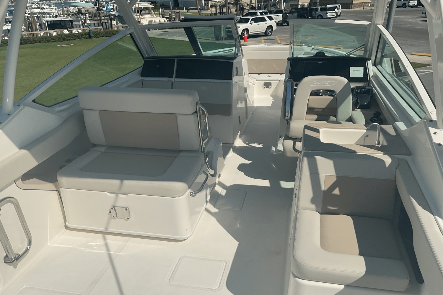 Slide: The Image of Boston Whaler 280 Vantage 2024 - 20