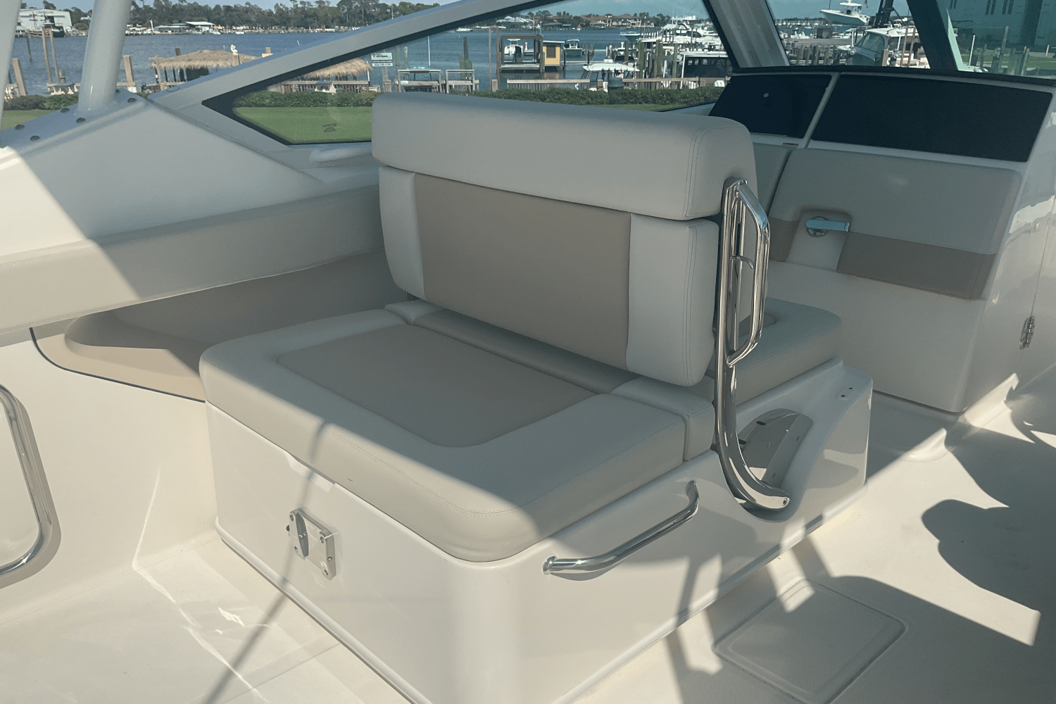 Slide: The Image of Boston Whaler 280 Vantage 2024 - 21