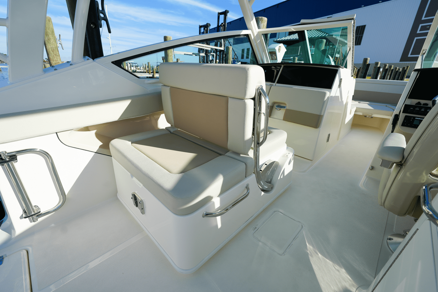 Slide: The Image of Boston Whaler 280 Vantage 2024 - 22