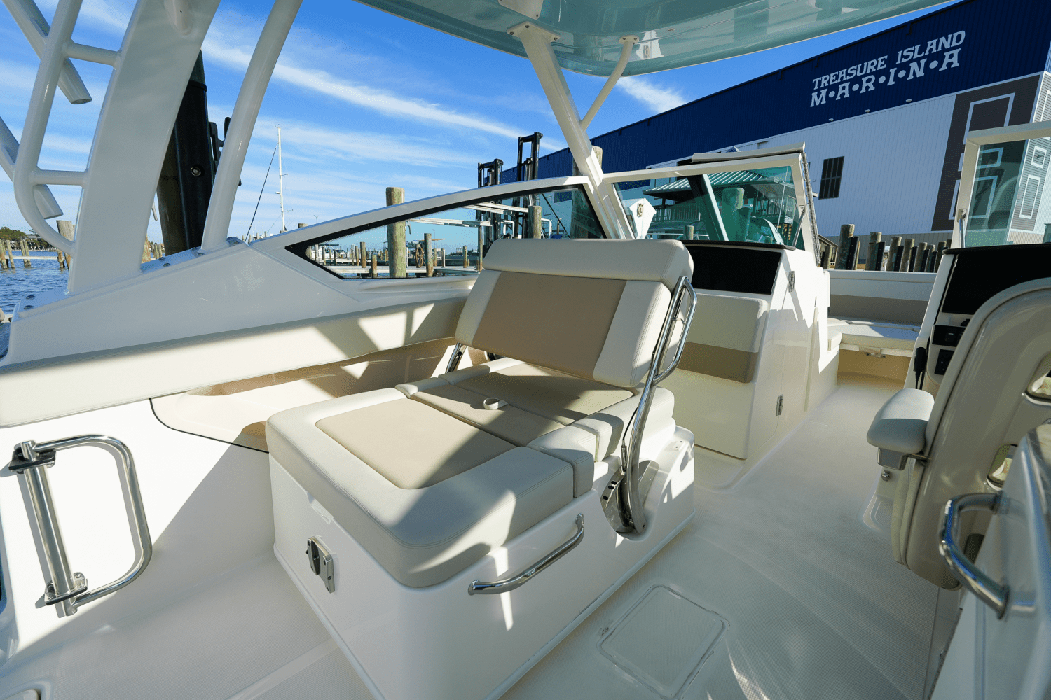 Slide: The Image of Boston Whaler 280 Vantage 2024 - 23