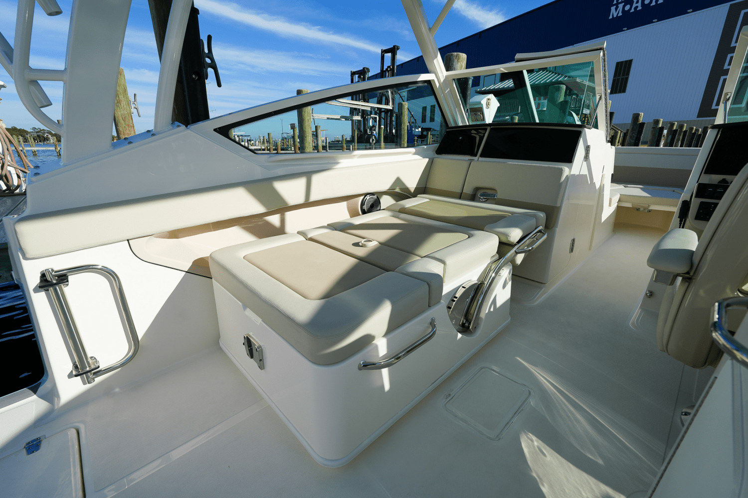 Slide: The Image of Boston Whaler 280 Vantage 2024 - 24