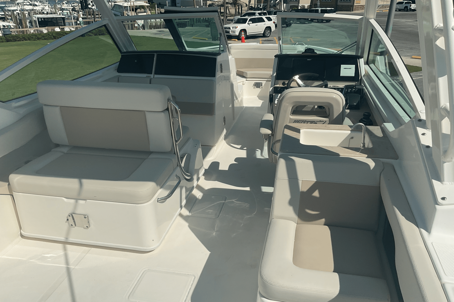 Slide: The Image of Boston Whaler 280 Vantage 2024 - 25
