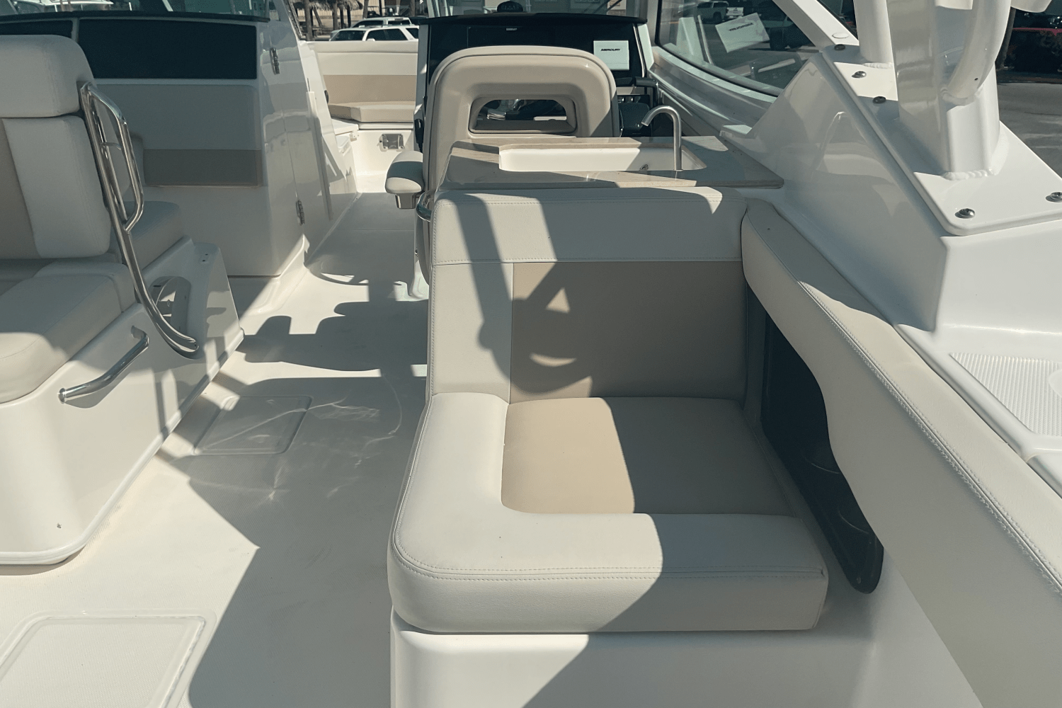 Slide: The Image of Boston Whaler 280 Vantage 2024 - 26