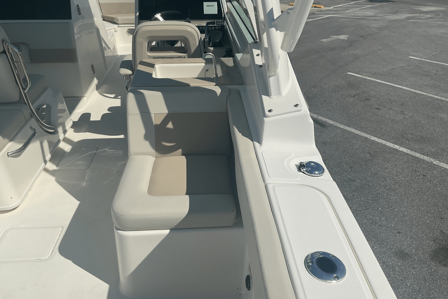 Slide: The Image of Boston Whaler 280 Vantage 2024 - 27