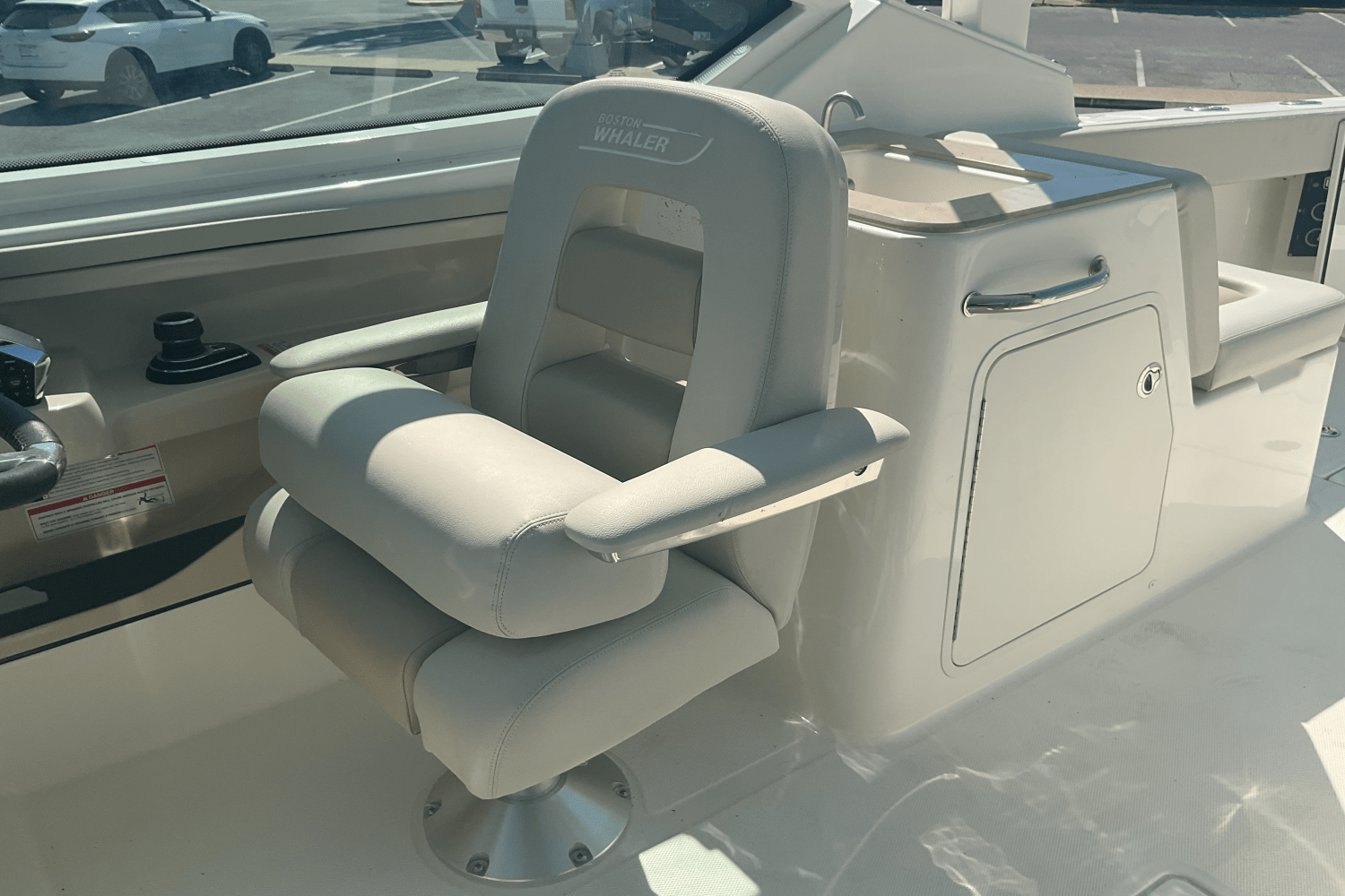 Slide: The Image of Boston Whaler 280 Vantage 2024 - 28