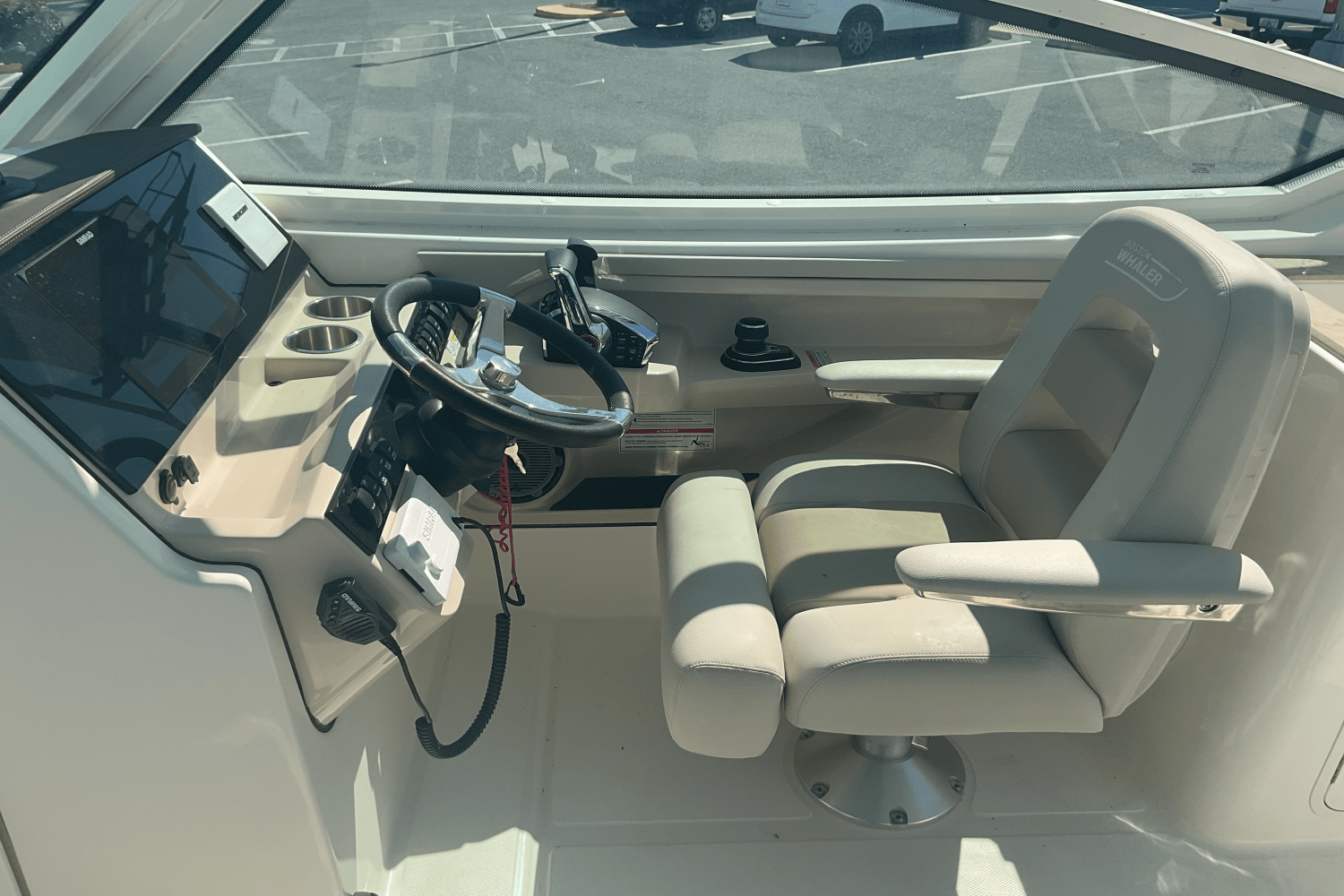 Slide: The Image of Boston Whaler 280 Vantage 2024 - 29