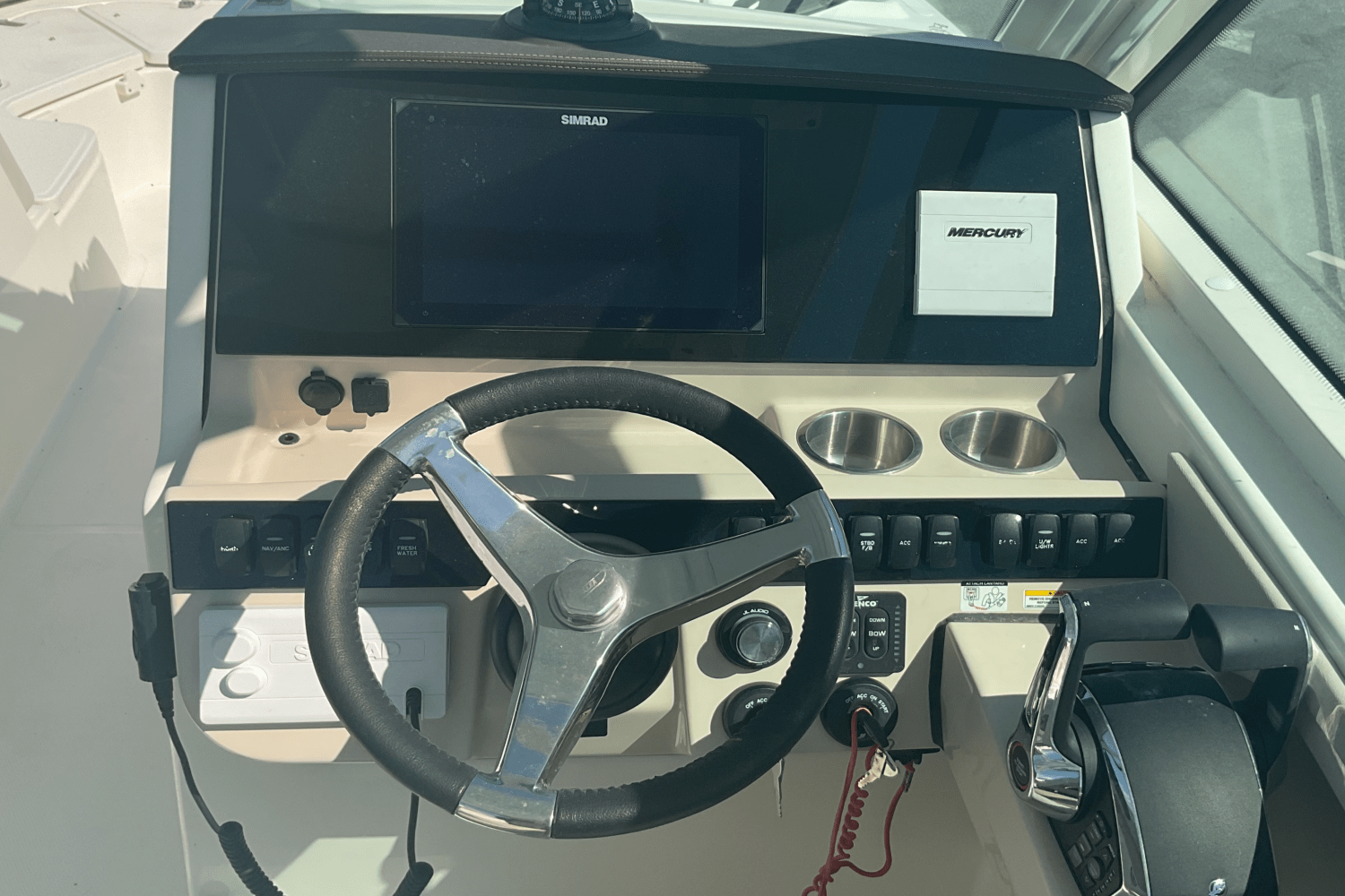 Slide: The Image of Boston Whaler 280 Vantage 2024 - 30
