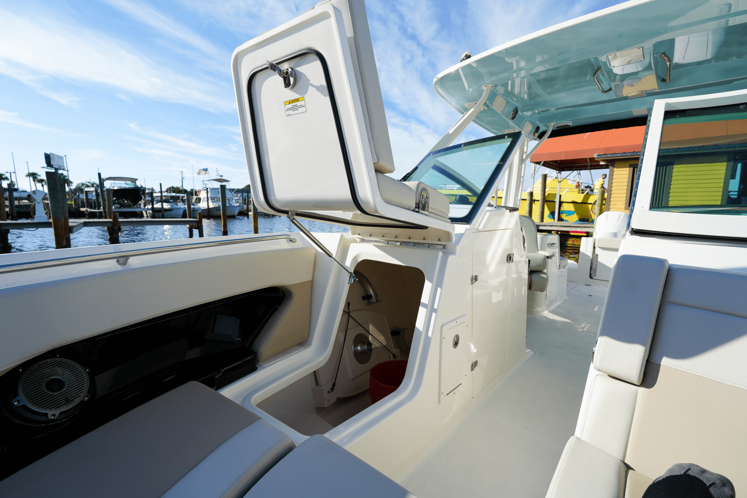 Slide: The Image of Boston Whaler 280 Vantage 2024 - 32