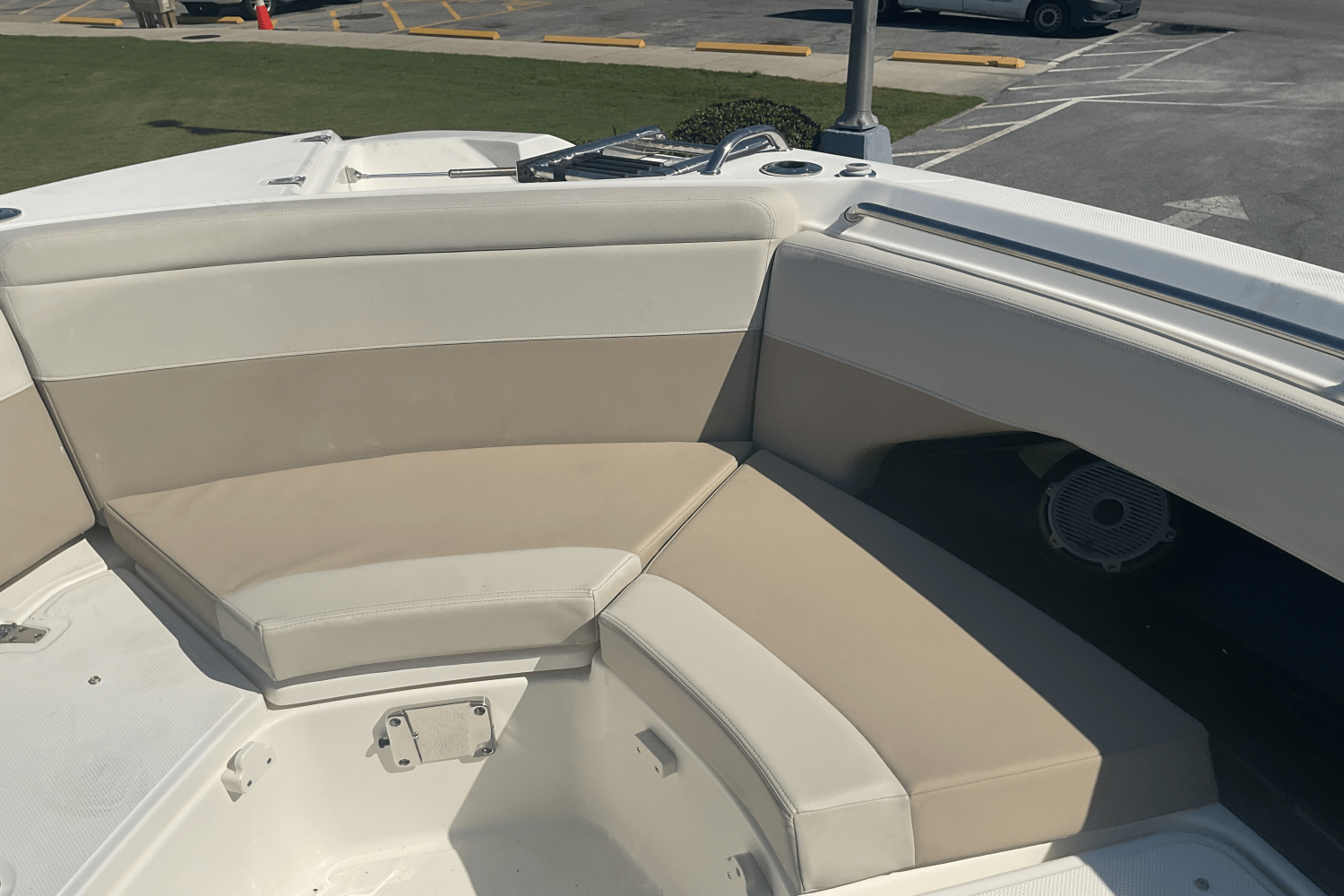 Slide: The Image of Boston Whaler 280 Vantage 2024 - 33